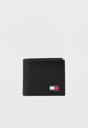 Fekete kétszárnyú pénztárca varrott szegélyekkel és egy kis piros, fehér és kék Tommy Jeans logóval a jobb alsó sarokban.