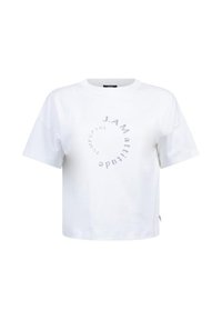 Witte cropped t-shirt van katoen. Voorzien van een cirkelvormige grijze tekstafbeelding met de tekst "J.A.M attitude" in een modern lettertype. Korte mouwen.