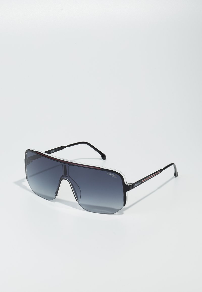 Occhiali da sole neri oversize con lenti sfumate, dettagli in argento, forma geometrica e stanghette nere con strisce rosse.