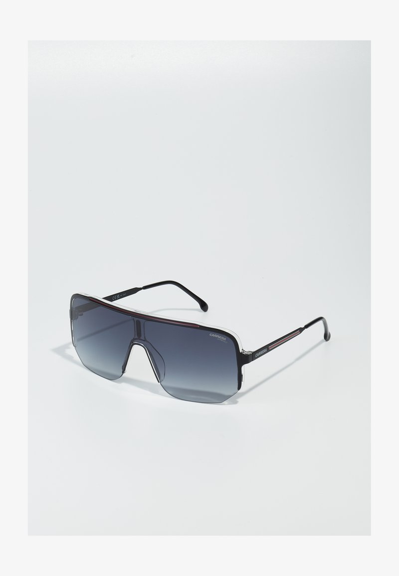 Occhiali da sole neri oversize con lenti sfumate, dettagli in argento, forma geometrica e stanghette nere con strisce rosse.