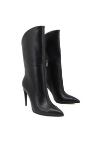Stivali alti neri in pelle fino al ginocchio con punta affusolata e tacco a stiletto. Presentano una zip laterale per la chiusura e una superficie liscia e testurizzata.