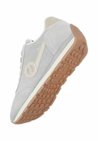 Sneaker in suede grigio con accenti bianchi e un logo curvo sul lato. Suola esterna in gomma marrone testurizzata con una superficie a motivi per una migliore aderenza.