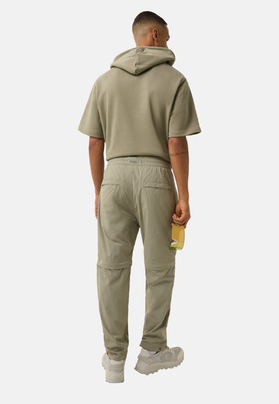 Khaki-Hoodie mit niedrigem Kapuzenansatz, kombiniert mit passenden tapered Cargo-Hosen mit Taschen. Leichter Stoff und lockere Passform.