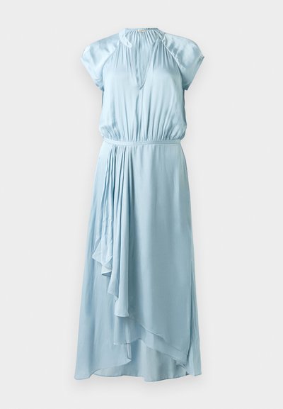 Gaiši zila kleita, kas izgatavota no gludas auduma, ar plīsu dizainu, pusmēness piedurknēm un asimetrisku apakšmalu.