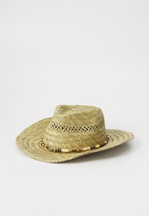 Strohoed in cowboy-stijl met een geweven textuur, lichtbeige kleur en een decoratieve band van kralen rond de basis van de kroon.