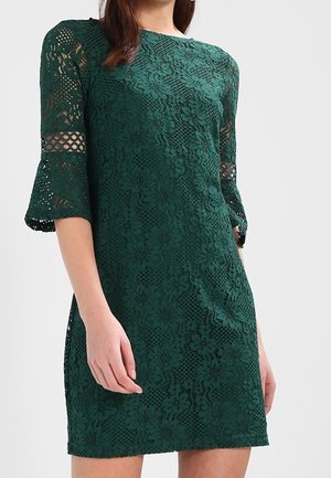 Groene kanten jurk met bloemmotief, driekwartmouwen en een aansluitende silhouet. Heeft een gestructureerde stof en een ronde halslijn.