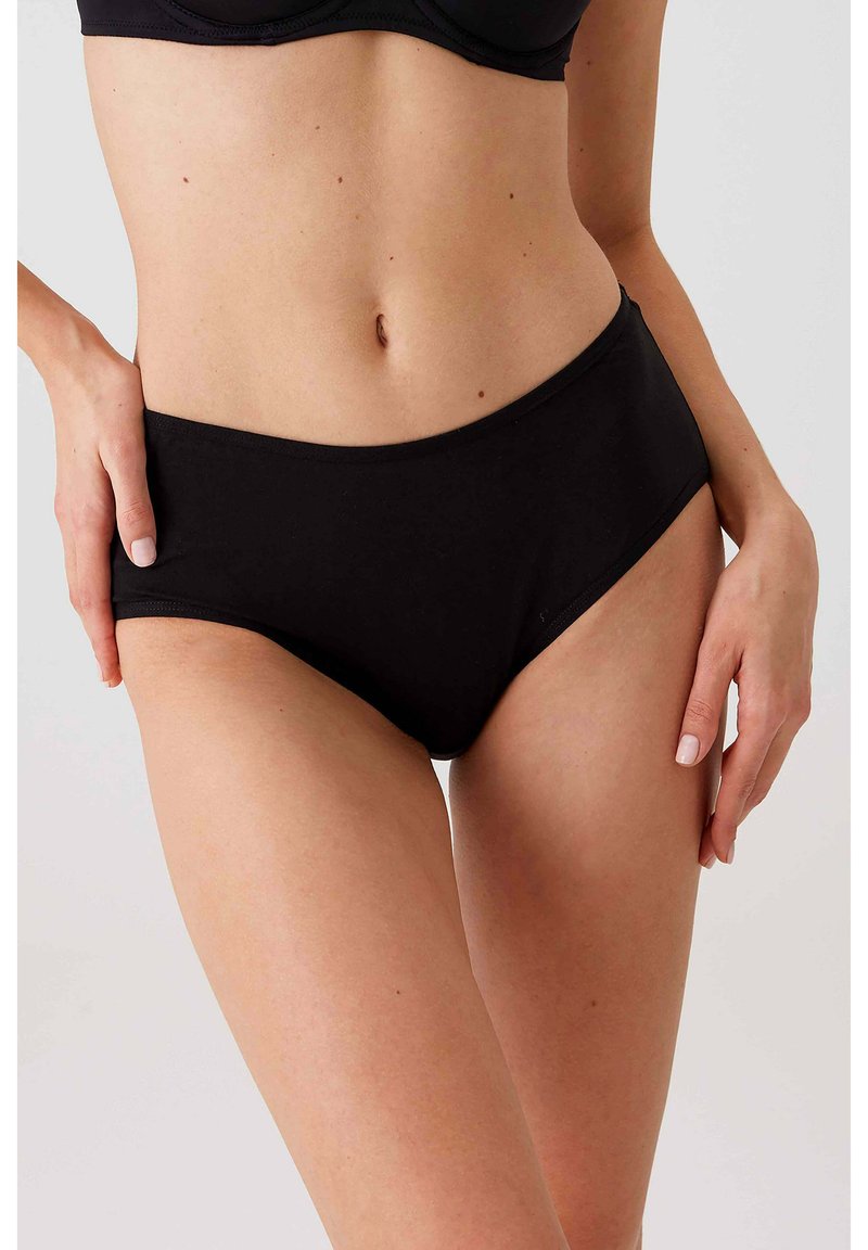 Zwarte high-waisted onderbroek van zacht stof, met een gladde textuur en geen zichtbare naden, wat zorgt voor een klassieke en comfortabele pasvorm.