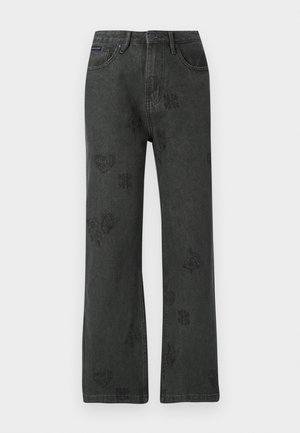 Svarte vide jeans med falmede blomster, hjerte- og sommerfuglmønstre, frontlukkes med knapp og fem lommer.
