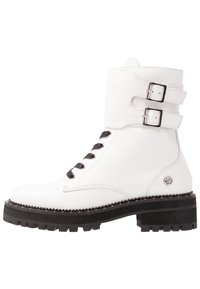 Botas blancas hasta el tobillo con un acabado de cuero suave, cordones negros, dos hebillas decorativas y una suela de goma negra texturizada.
