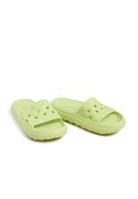 Limegröna lätta sandaler i slidesmodell med öppen tå-design, texturerad ovansida med fyrkantiga utskärningar och ribbade sulor för bra grepp.