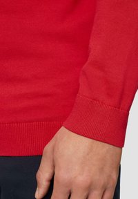 s.Oliver MIT LOGO-STICKEREI - Strickpullover - himbeere