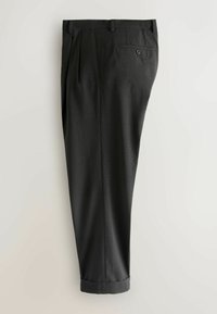 Schwarze, maßgeschneiderte Herrenhose mit Falten, Seitentaschen, umgeschlagenen Säumen und einer geknöpften Gesäßtasche, präsentiert vor hellem Hintergrund.