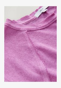 Unselected, pink