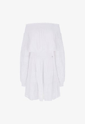 Witte off-the-shoulder jurk met lange kanten mouwen, een smocktailje en een gelaagde rok met textuurdetails. Lichtgewicht stof.