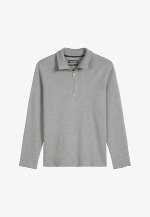 Lichtgrijze pullover met een ritskraag, lange mouwen en een zachte, gladde textuur. Eenvoudig ontwerp zonder zichtbare patronen of accenten.