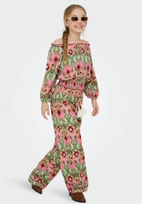 Vícebarevný overall s vzorem v zelených, růžových a hnědých odstínech; design s odhalenými rameny; široké nohavice; elastický pas; dekorační třásně.