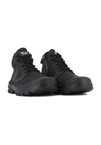 Botas altas negras hechas de material sintético, con un collar acolchado, cierre de cordones en la parte delantera, suela texturizada y cremallera lateral para facilitar su uso.