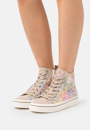 Sneakers alte in tessuto beige, con testi e disegni colorati in stile graffiti. Suola in gomma con bordo bianco.