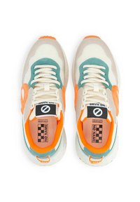 Sneakers z cholewką z siateczki i zamszu w kolorze kremowym, turkusowym i pomarańczowym; cechują się kontrastowymi przeszyciami, logowaną językiem oraz teksturowaną gumową podeszwą.