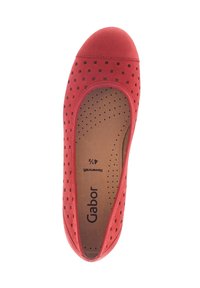 Chaussure plate rouge avec un bout rond, tige lisse et petites perforations carrées. Dotée d'une semelle intérieure rembourrée étiquetée Gabor et d'une texture douce.