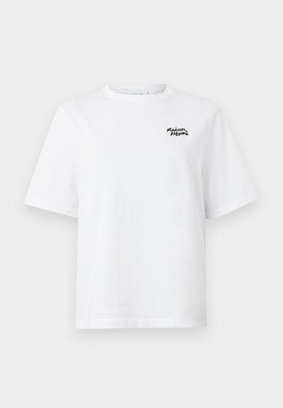 Fehér pamut póló kerek nyakkivágással és rövid ujjal, a bal alsó mellrészen egy kis fekete hímzett logóval.