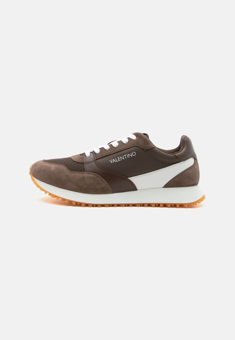 Baskets Valentino marron et blanches avec panneaux en daim et mesh, lacets blancs et semelle en caoutchouc, présentées en profil latéral sur fond blanc.