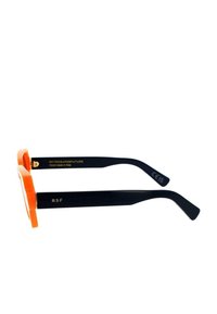 Occhiali da sole rettangolari arancioni con bordi spessi e aste nere. Presentano un marchio dorato sulle aste. Design elegante e moderno.