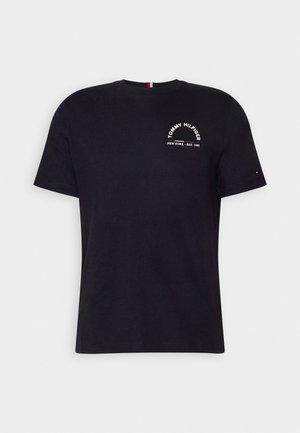 Czarny t-shirt Tommy Hilfiger z krótkim rękawem i białym napisem logo "Tommy Hilfiger New York Est. 1985" na lewej piersi.