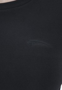 Camicia aderente nera realizzata in materiale liscio ed elastico con scollo tondo e un sottile logo nero sul davanti.