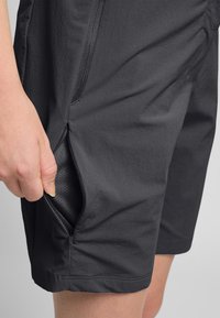 Schwarze Shorts mit einer Reißverschlusstasche an der Seite, hergestellt aus leichtem, strukturiertem Stoff mit glatter Oberfläche.