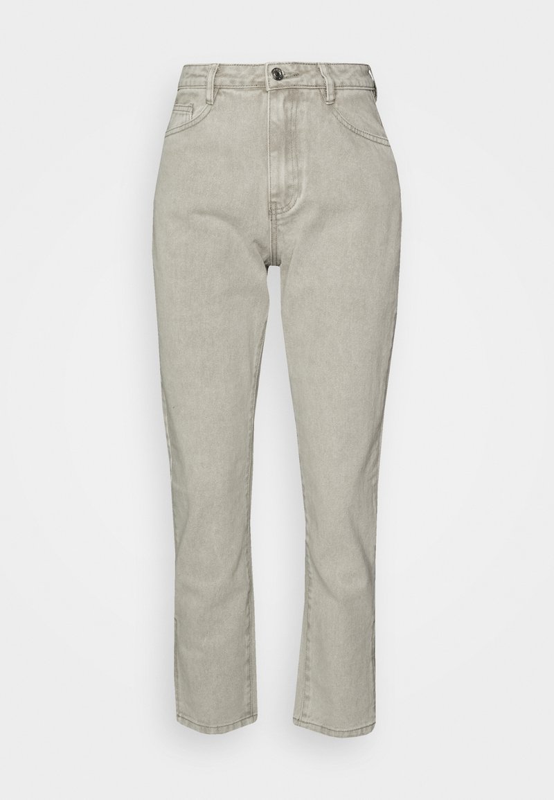 Jean gris clair à taille haute et jambes droites, avec bouton et fermeture éclair à l'avant, passants de ceinture et poches avant inclinées.