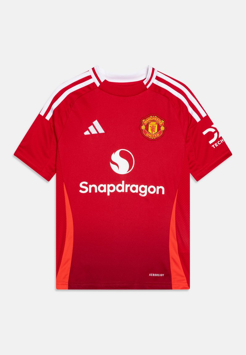 Červený fotbalový dres Manchester United s bílými pruhy na ramenou, logem na hrudi, značkou "Snapdragon" a štítkem Aeroready.