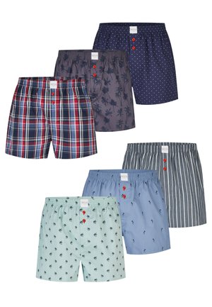 Sechs Paar Herren-Boxershorts aus Baumwolle mit verschiedenen Mustern, darunter Kariert, Palmen, Punkte und Streifen, alle mit elastischem Bund und roten Knöpfen.