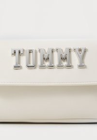 Tommy Jeans EVERYWHERE FLAP  - Handbag - beige