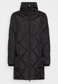 Črn pufi plašč z visokim ovratnikom, diamantskim prešitim vzorcem, dolgimi rokavi, sprednjim zadrgo in pletenimi manšetami. Gladka, sijoča tkanina.