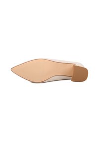 Scarpa a punta con tomaia liscia di colore crema, suola in gomma marrone chiaro a contrasto e dettagli di design minimalisti.