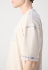 HUGO NITLOGO - Apdrukāts T-krekls - open white