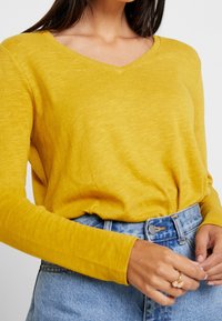 s.Oliver Langarmshirt - dark yellow