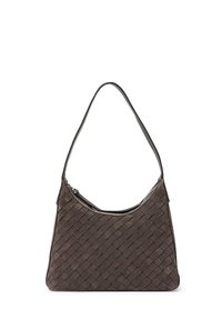 Vävd läderhandväska i mörkgrått med en böjd axelrem och dragkedjestängning, med ett texturerat mönster över hela.