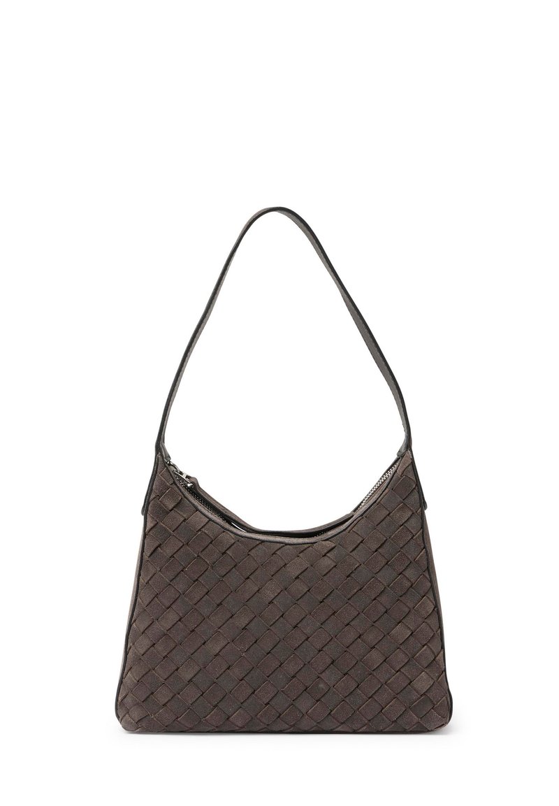 Vävd läderhandväska i mörkgrått med en böjd axelrem och dragkedjestängning, med ett texturerat mönster över hela.