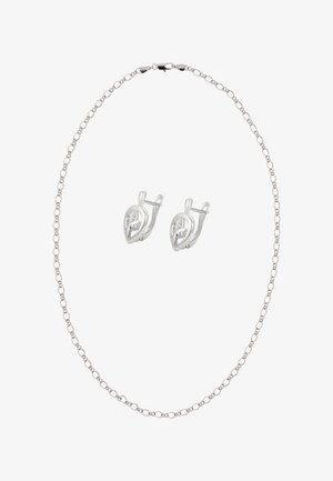 Hopeaketju ja siihen sopivat hopeiset, lehtimuotoiset korvakorut, joissa on pienet upotetut kirkkaat kivet.