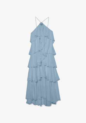 Lys blå halterkjole med lagdelte volanger, flytende stoff og en roseakent ved halslinningen. Spagettistroppene gir justerbar passform.