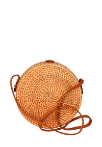 Borsa rotonda in vimini realizzata con fibre naturali e dotata di una tracolla in pelle color tan. Presenta un motivo intrecciato e una piccola chiusura a pulsante circolare.