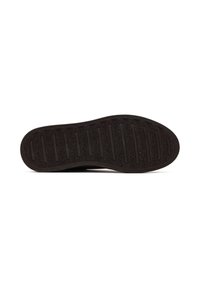 Suela de zapato de goma negra con superficie texturizada, que presenta surcos y crestas horizontales para mejorar el agarre y la durabilidad.