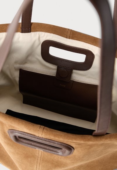 Καφέ τσάντα χειρός από σουέντ με δερμάτινες λεπτομέρειες, διαθέτει ευρύχωρο εσωτερικό, ραμμένες λεπτομέρειες και εσωτερική τσέπη για οργάνωση.