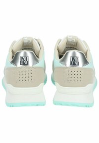 Sneaker beige e verde menta con una tomaia in suede e pelle, hardware argentato e dettagli perforati sul tallone. Suola spessa e imbottita.