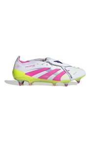 Crampons de football blancs avec des accents roses et jaunes, présentant une surface texturée et six crampons transparents, marqués du logo "Predator."
