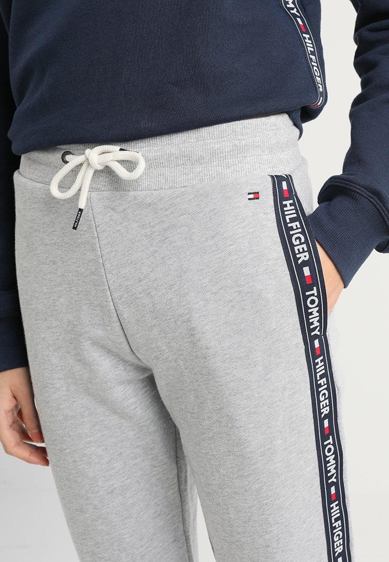 Blind Sophie handicappet Tommy Hilfiger AUTHENTIC TRACK PANT - Nattøj bukser - grey/grå - Zalando.dk Blind Sophie handicappet Tommy Hilfiger AUTHENTIC TRACK PANT - Nattøj bukser - grey/grå - Zalando.dk