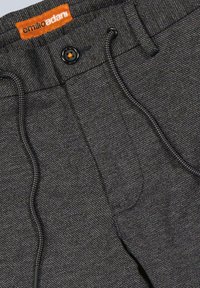 Dunkelgraue strukturierte Hose mit schwarzem Knopf, Zugband, Gürtelschlaufen und orangefarbenem Emilio Adani-Label am Bund.