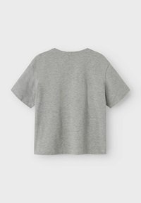 Graues, kurzärmeliges T-Shirt aus weicher Baumwolle, mit Rundhalsausschnitt und lockerer Passform, mit einer glatten, subtilen Textur.